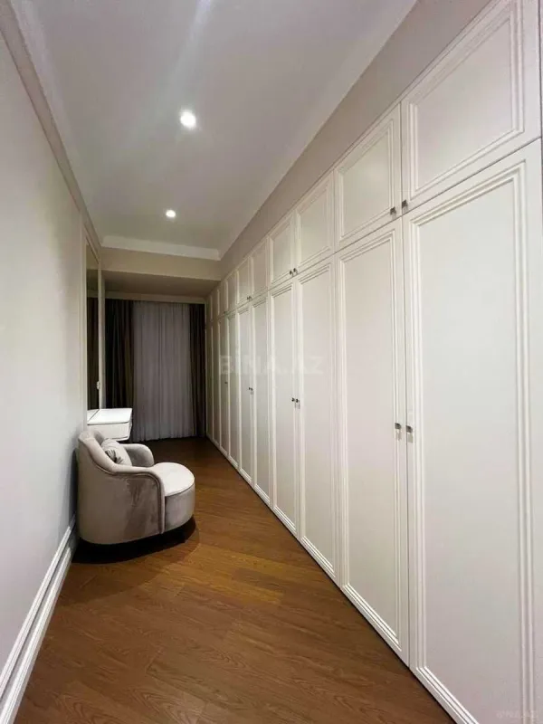 Satılır 4 otaqlı mənzil 210 m²