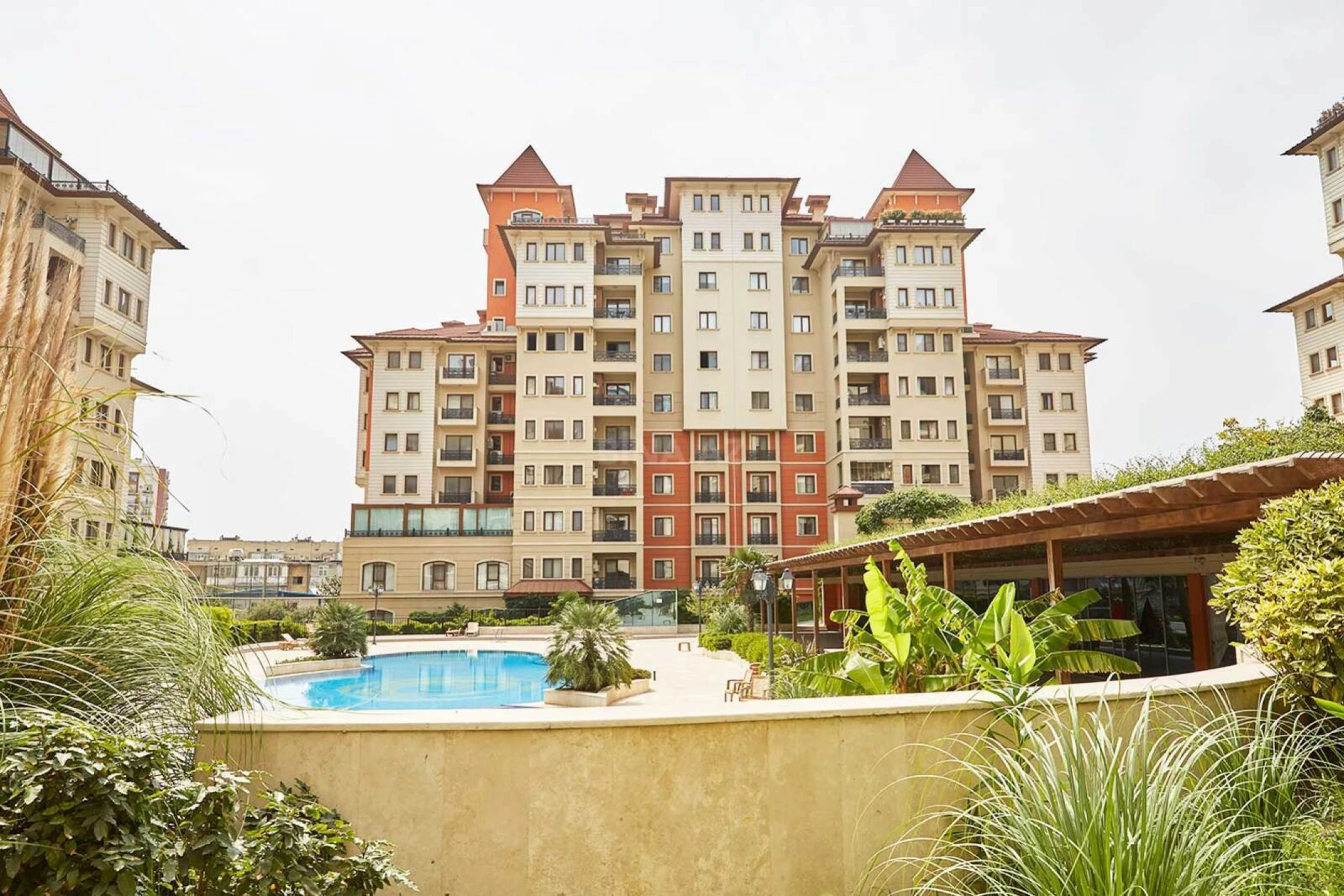 Satılır 4 otaqlı mənzil 210 m²