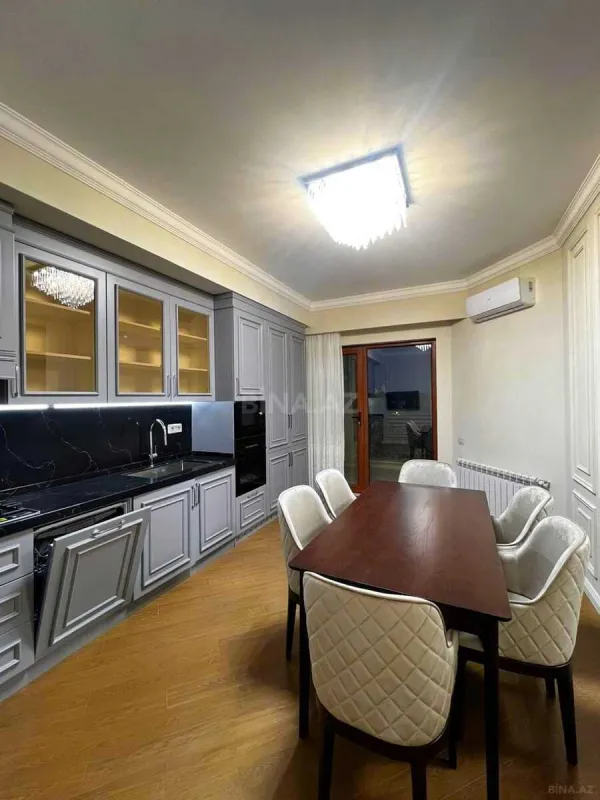 Satılır 4 otaqlı mənzil 210 m²