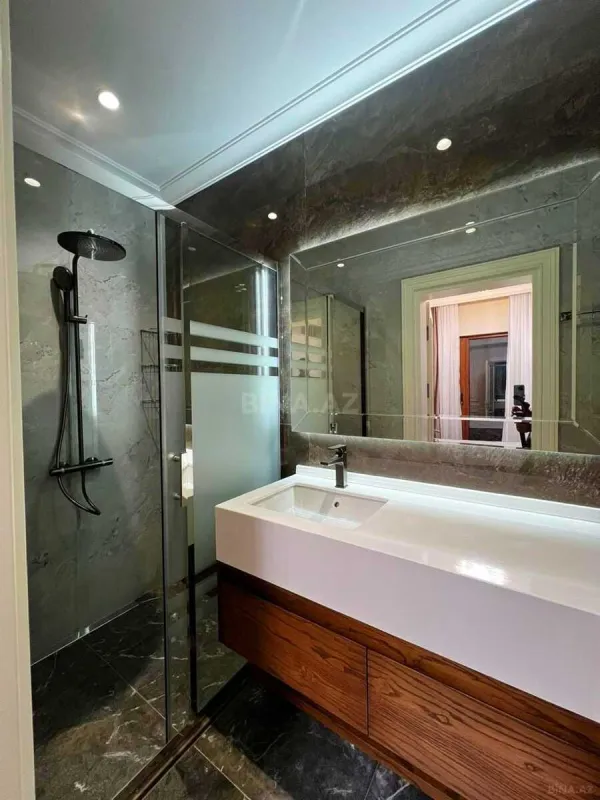 Satılır 4 otaqlı mənzil 210 m²