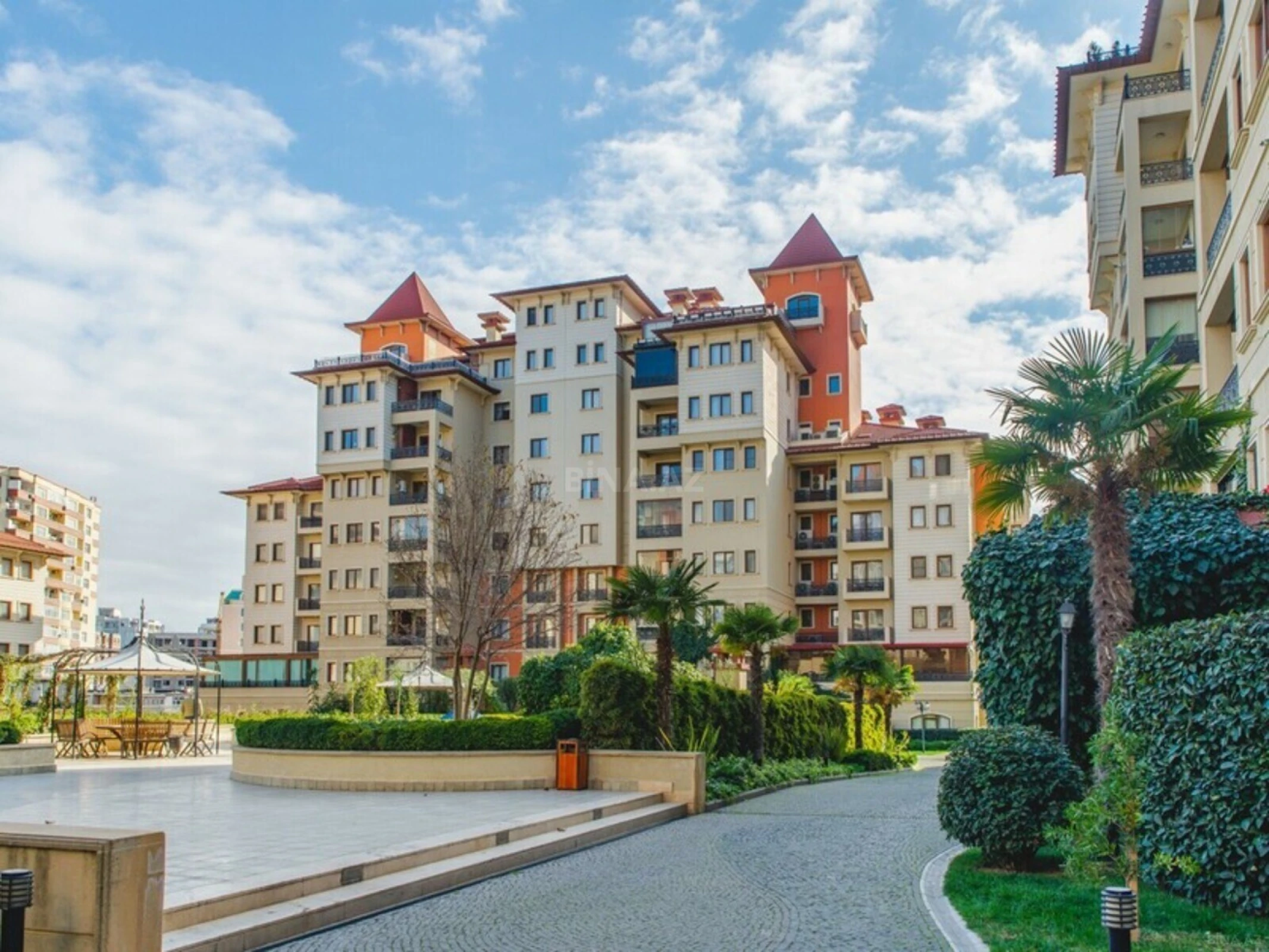 Satılır 4 otaqlı mənzil 210 m²