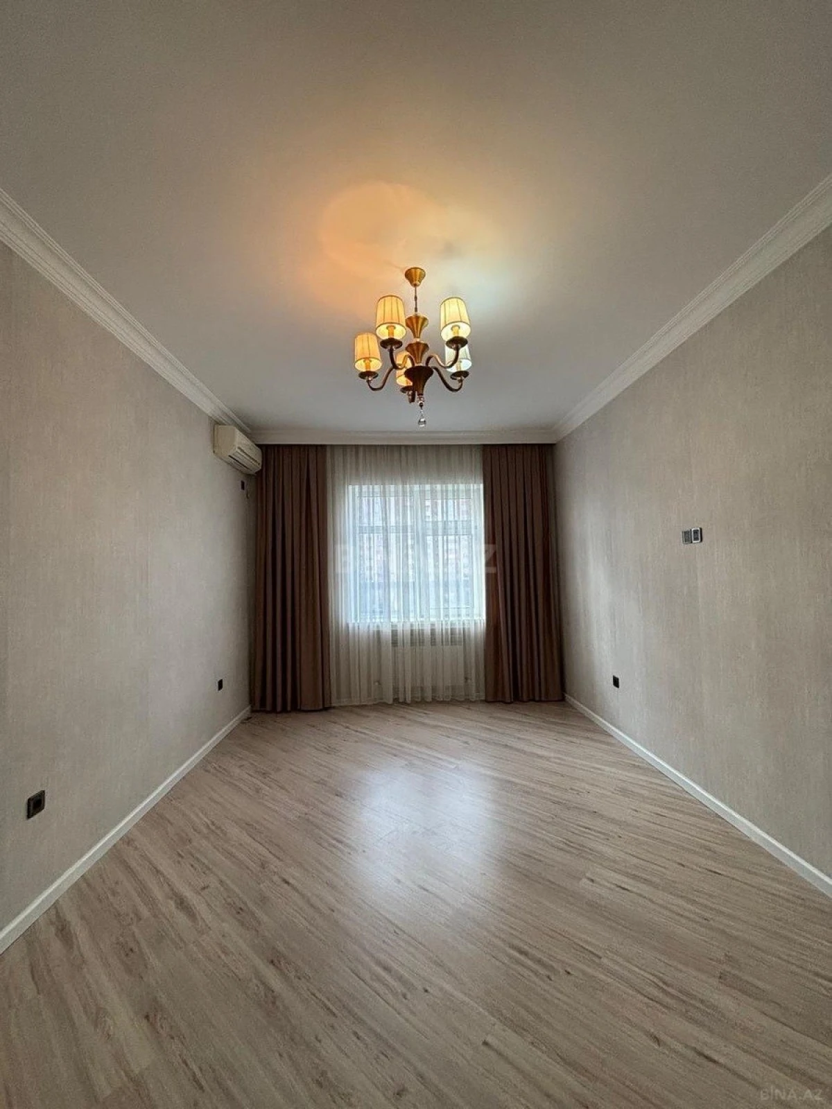 Satılır 5 otaqlı mənzil 192 m²