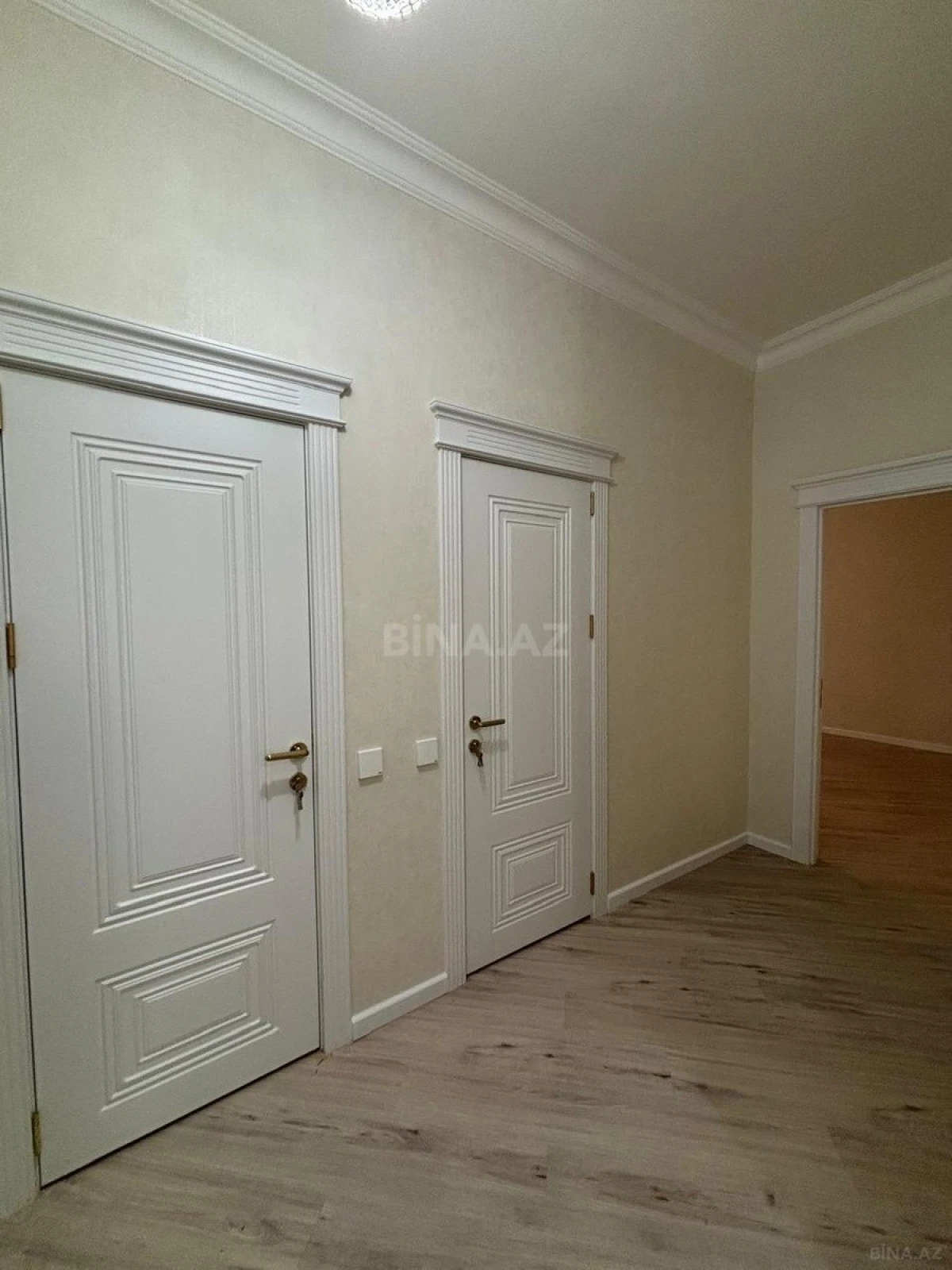 Satılır 5 otaqlı mənzil 192 m²