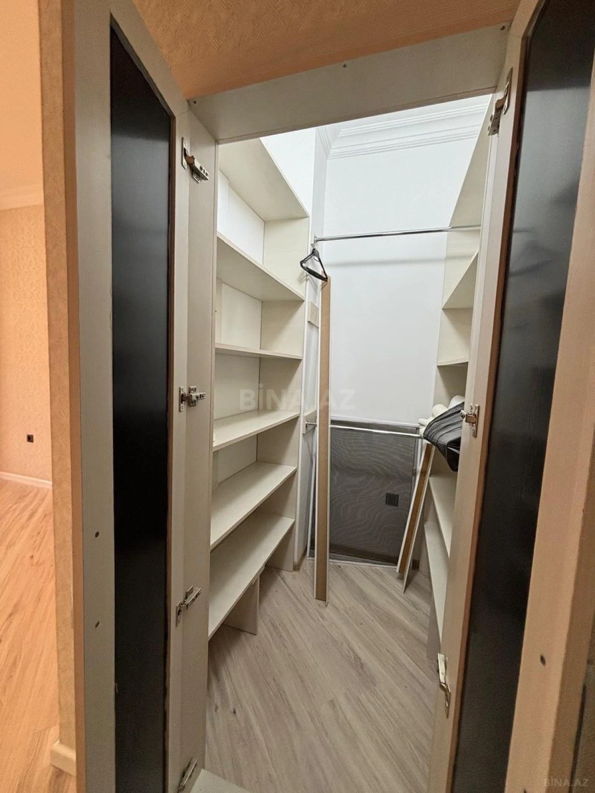 Satılır 5 otaqlı mənzil 192 m²