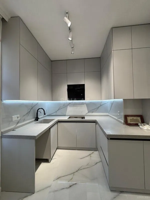 Satılır 5 otaqlı mənzil 192 m²