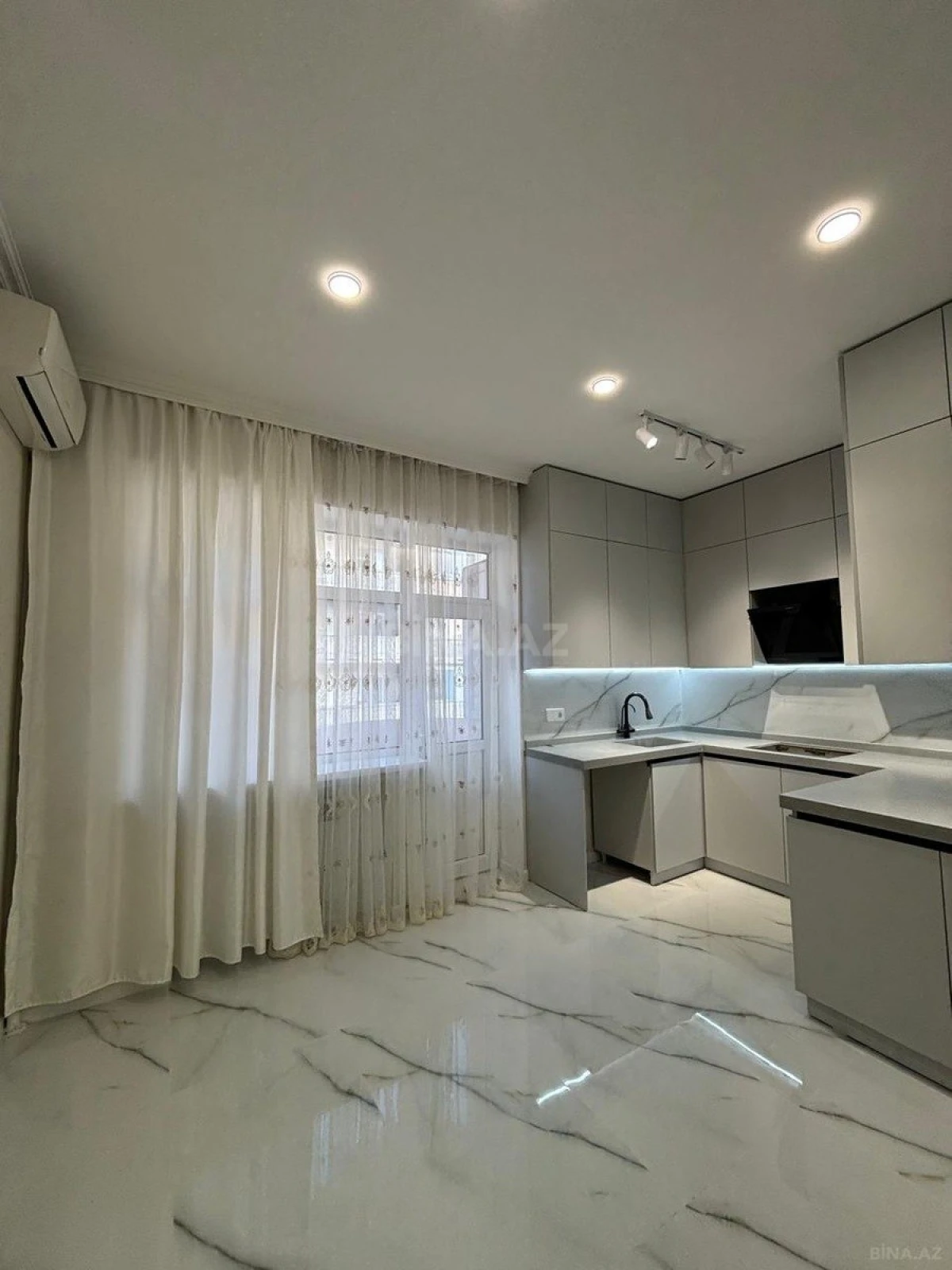 Satılır 5 otaqlı mənzil 192 m²