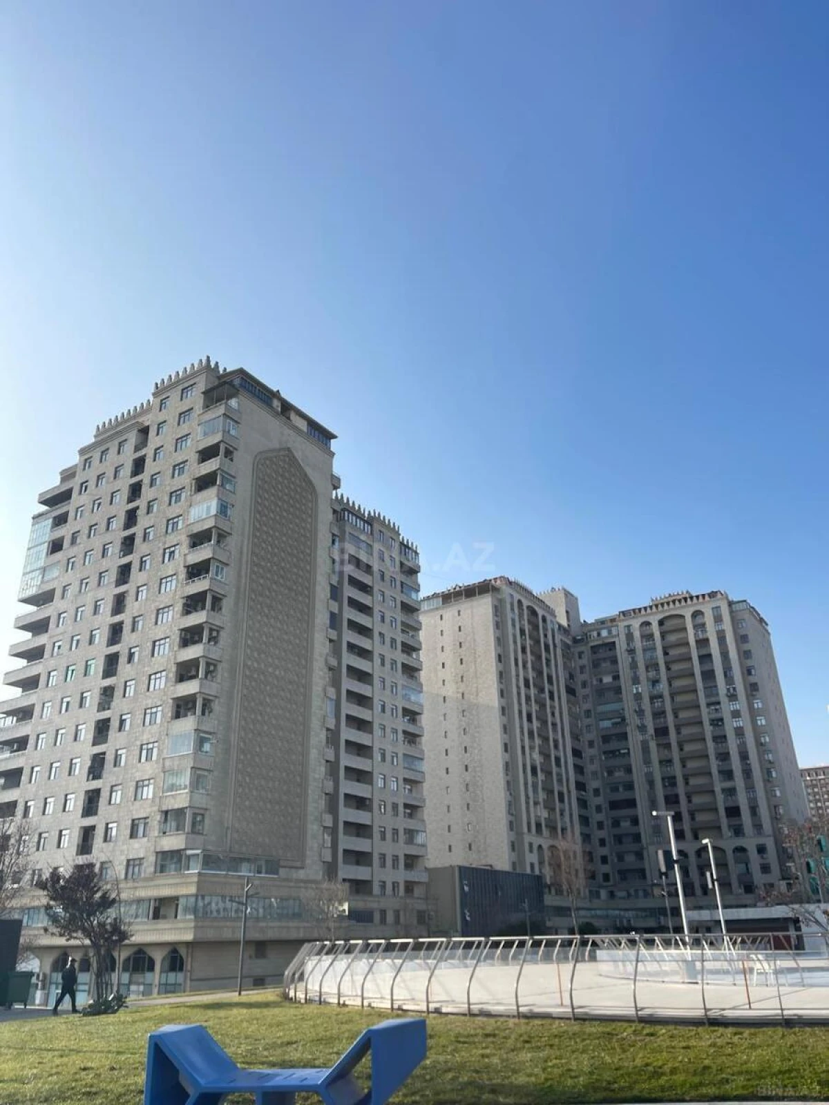 Satılır 4 otaqlı mənzil 255 m²