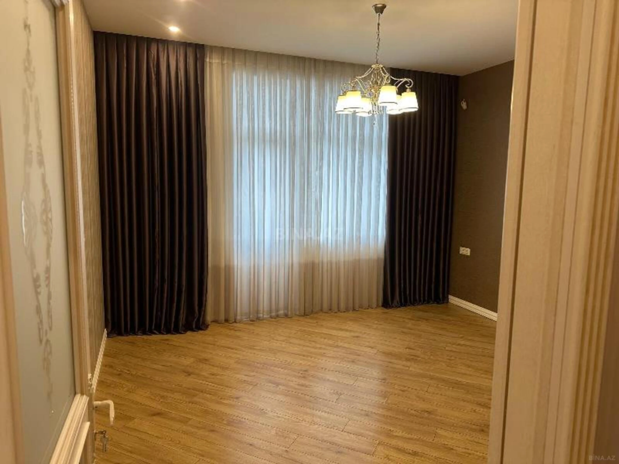 Satılır 4 otaqlı mənzil 171 m²