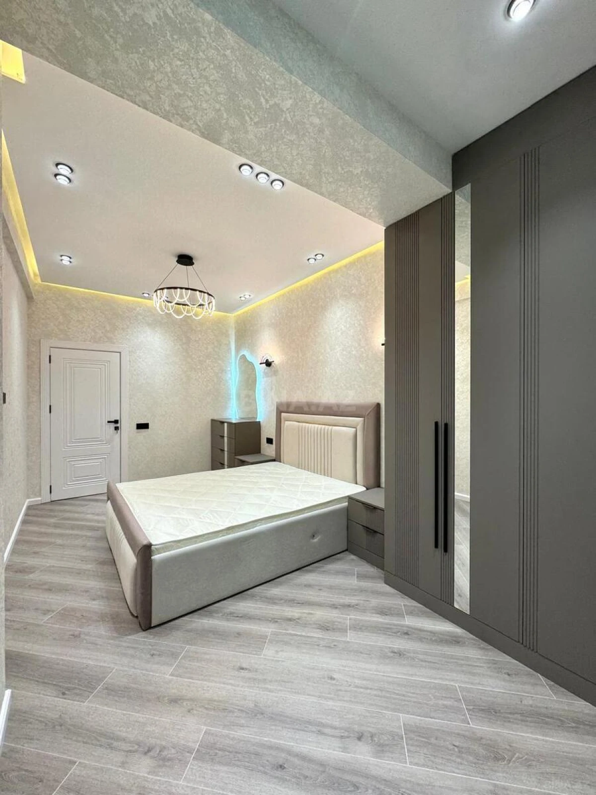 Satılır 3 otaqlı mənzil 107 m²