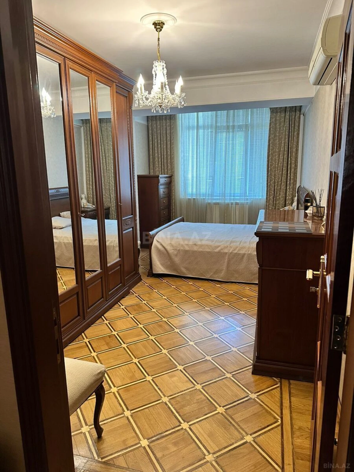 Satılır 6 otaqlı mənzil 205 m²