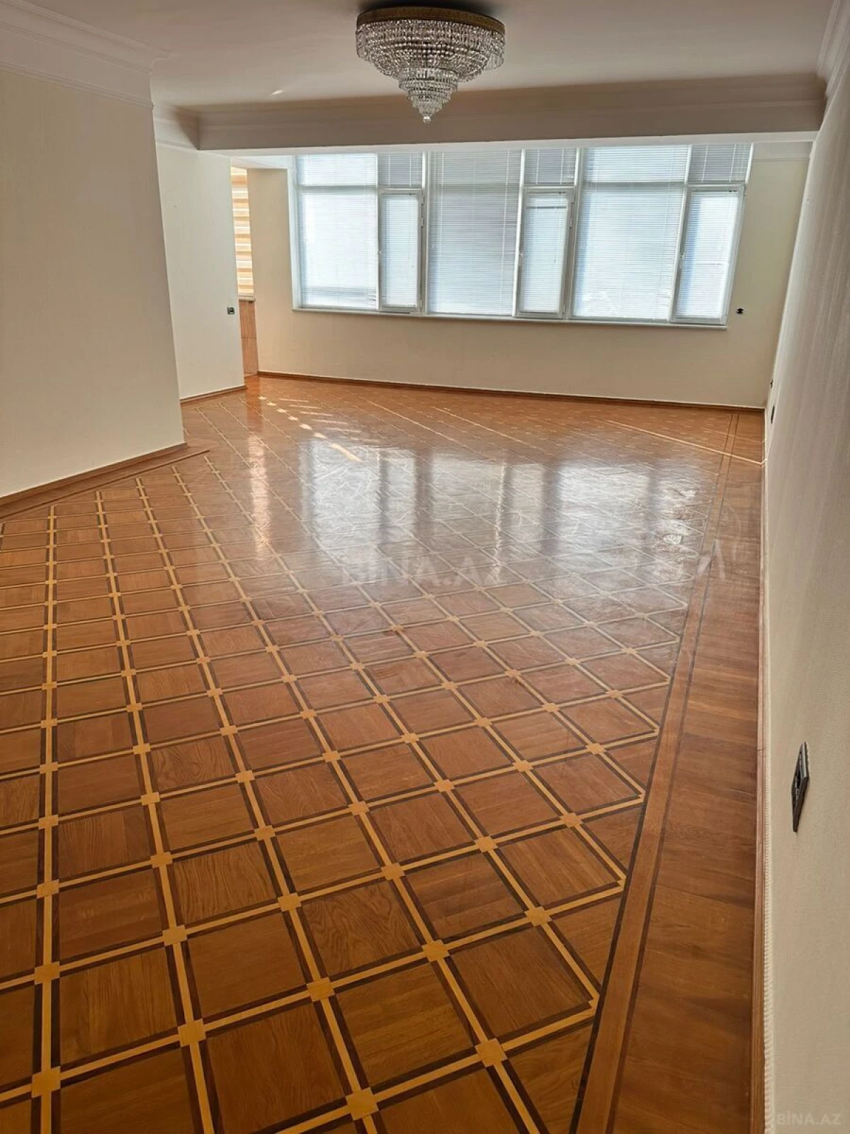 Satılır 6 otaqlı mənzil 205 m²