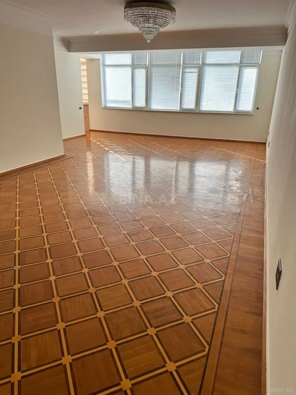 Satılır 6 otaqlı mənzil 205 m²