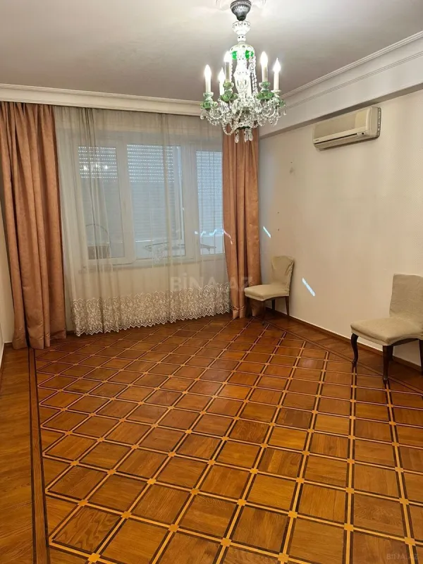 Satılır 6 otaqlı mənzil 205 m²