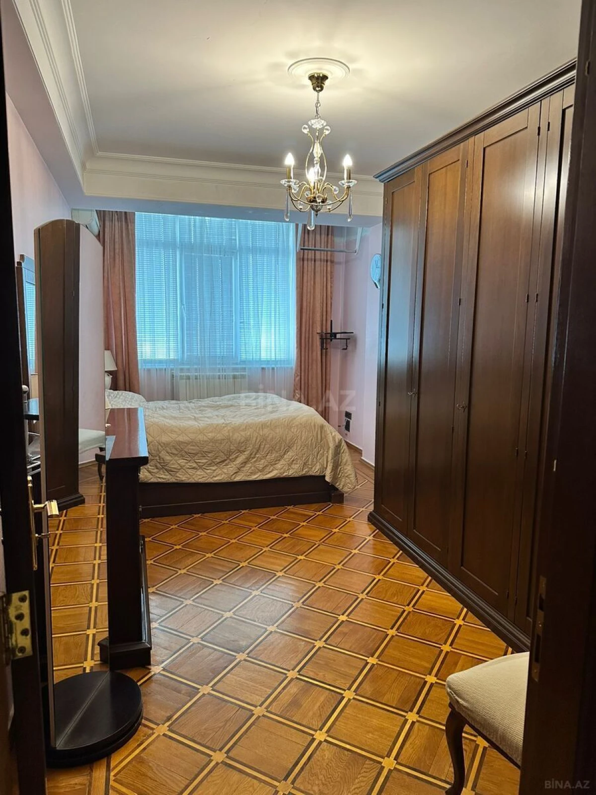 Satılır 6 otaqlı mənzil 205 m²