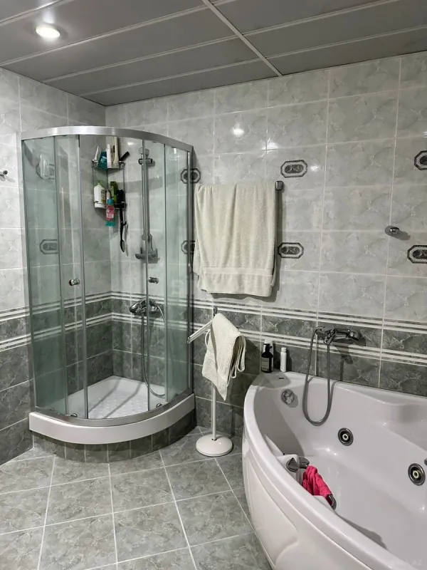 Satılır 6 otaqlı mənzil 205 m²