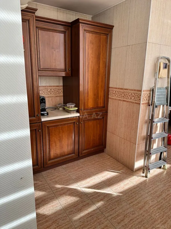 Satılır 6 otaqlı mənzil 205 m²