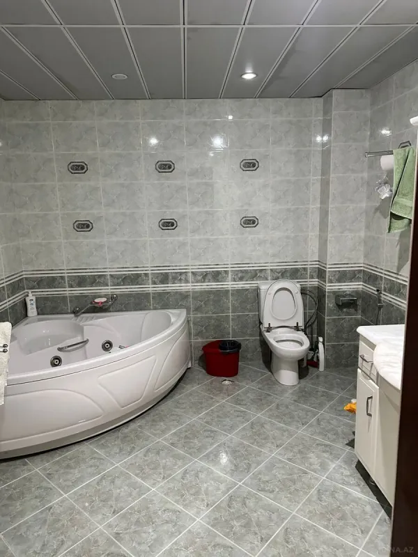 Satılır 6 otaqlı mənzil 205 m²