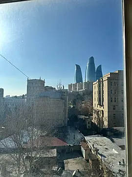 Satılır 6 otaqlı mənzil 205 m²