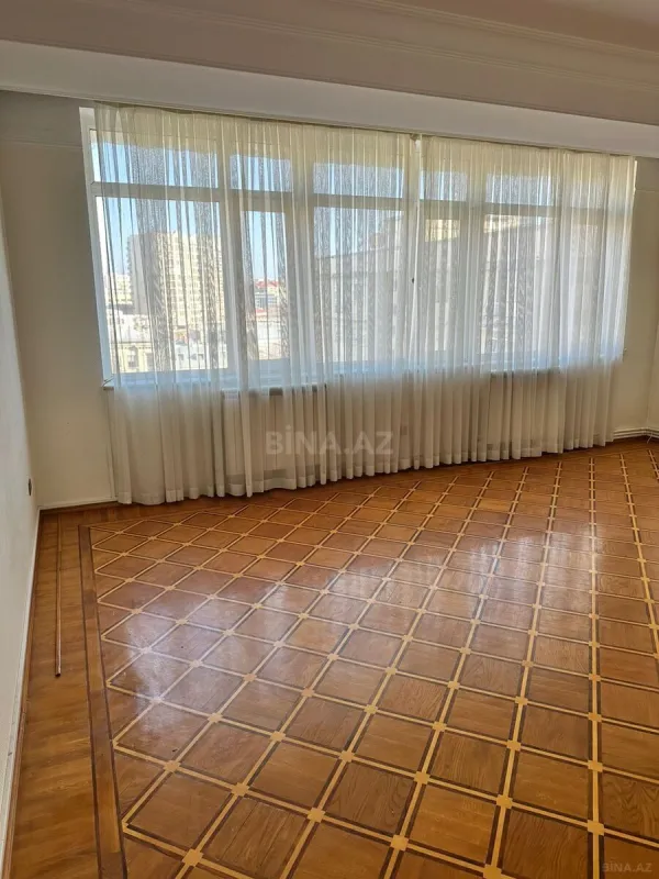 Satılır 6 otaqlı mənzil 205 m²