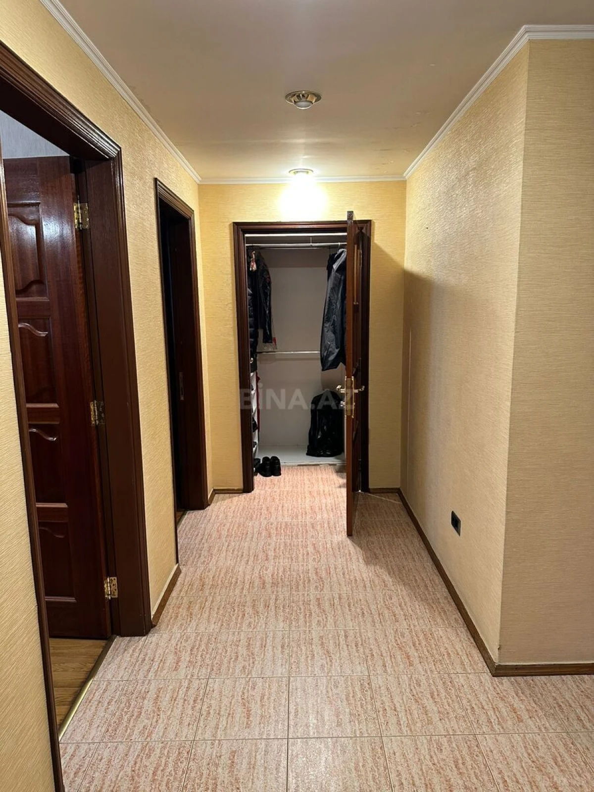 Satılır 6 otaqlı mənzil 205 m²