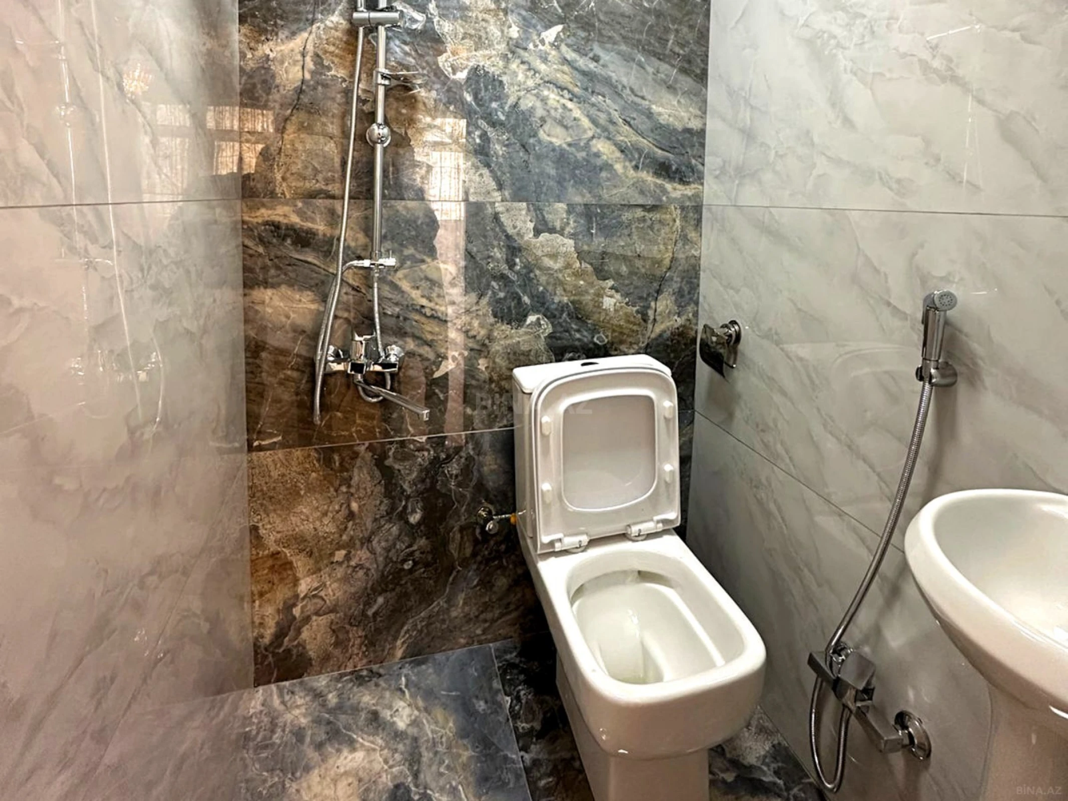 Satılır 4 otaqlı mənzil 100 m²