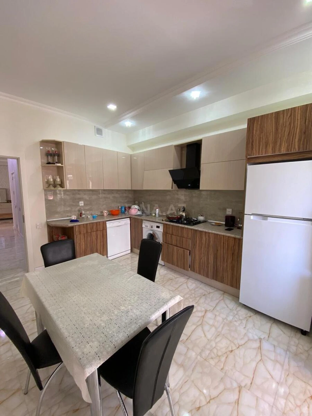 Satılır 3 otaqlı mənzil 146 m²