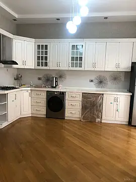 Kirayə verilir 3 otaqlı mənzil 155 m²