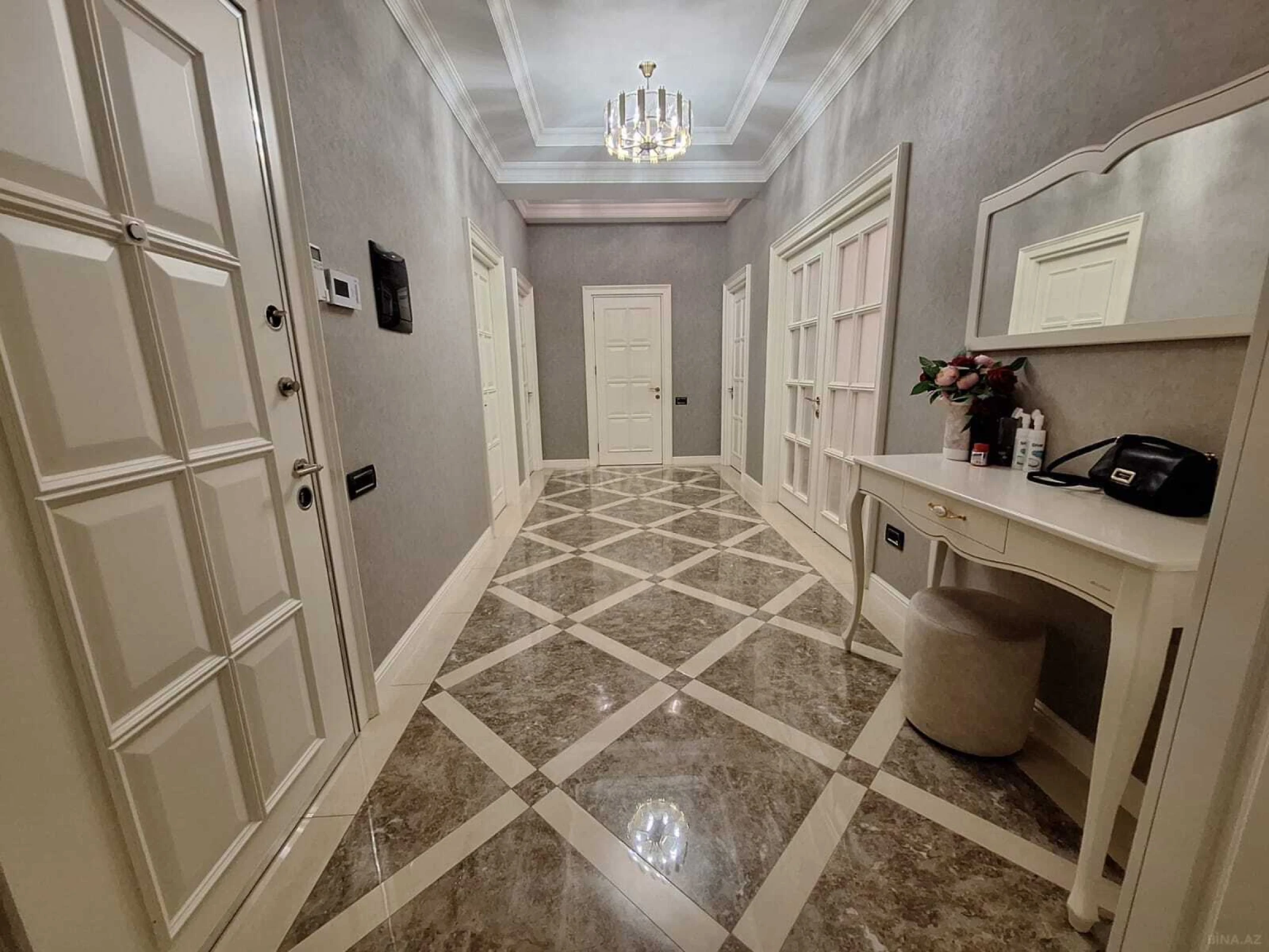 Satılır 3 otaqlı mənzil 123 m²