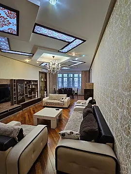 Satılır 4 otaqlı mənzil 202 m²