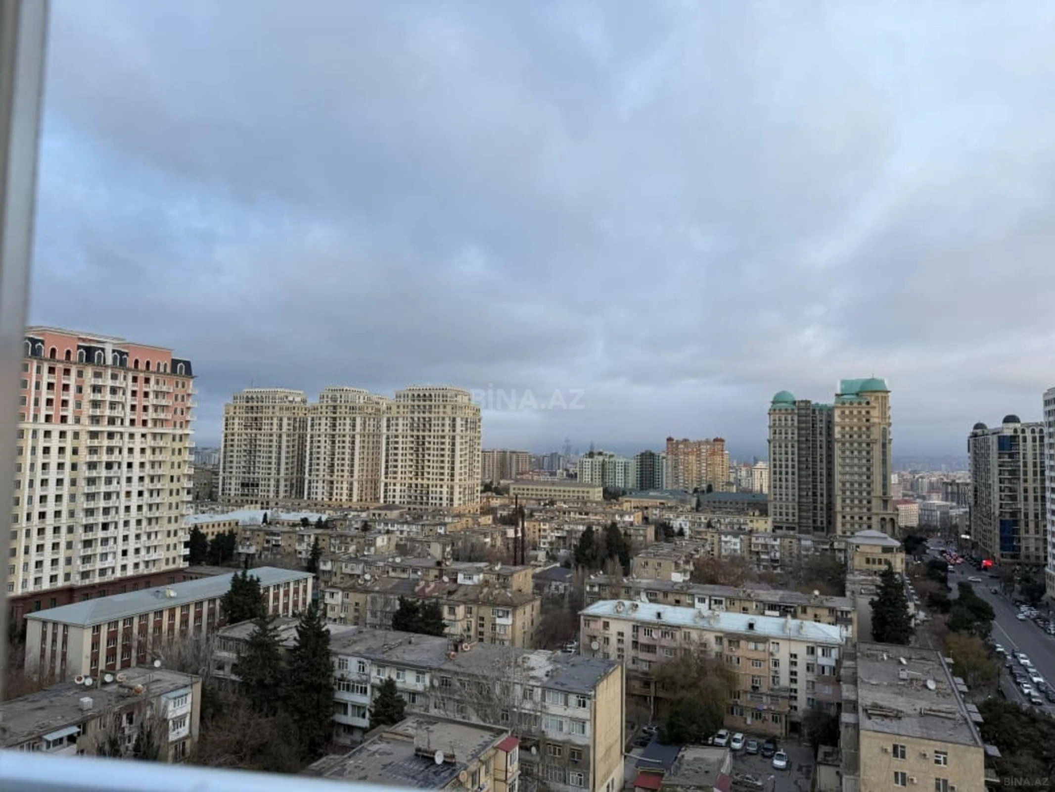 Satılır 4 otaqlı mənzil 202 m²