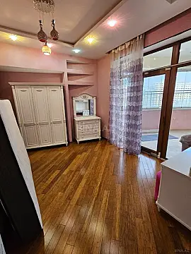 Satılır 4 otaqlı mənzil 202 m²