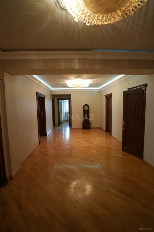 Kirayə verilir 4 otaqlı mənzil 178 m²