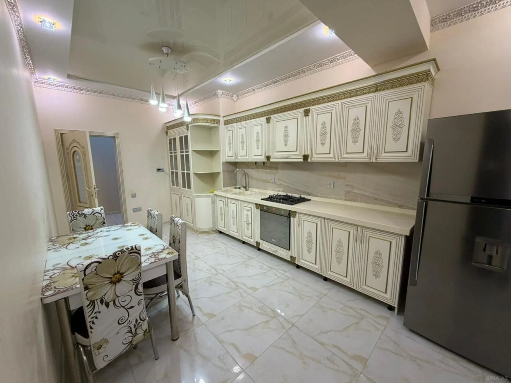 Kirayə verilir 3 otaqlı mənzil 130 m²