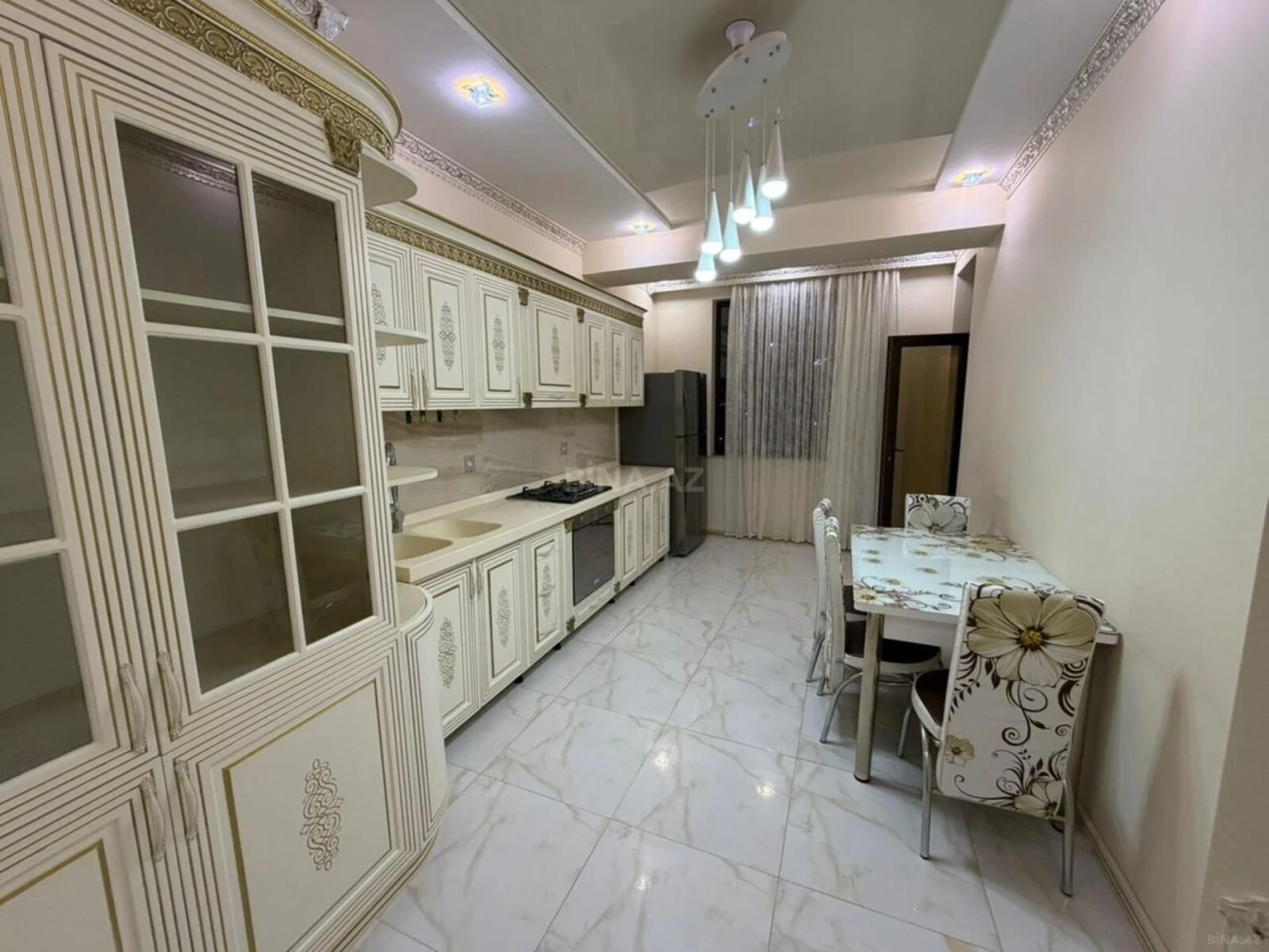 Kirayə verilir 3 otaqlı mənzil 130 m²