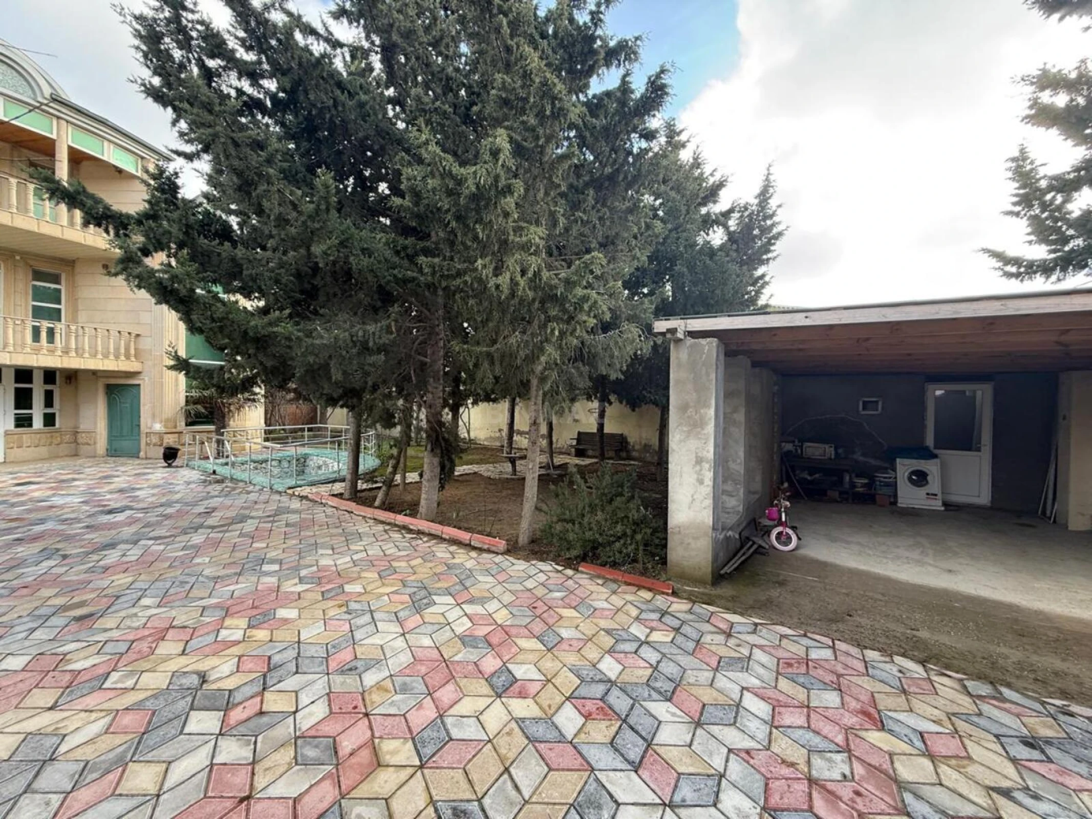 Satılır 6 otaqlı həyət evi 360 m²