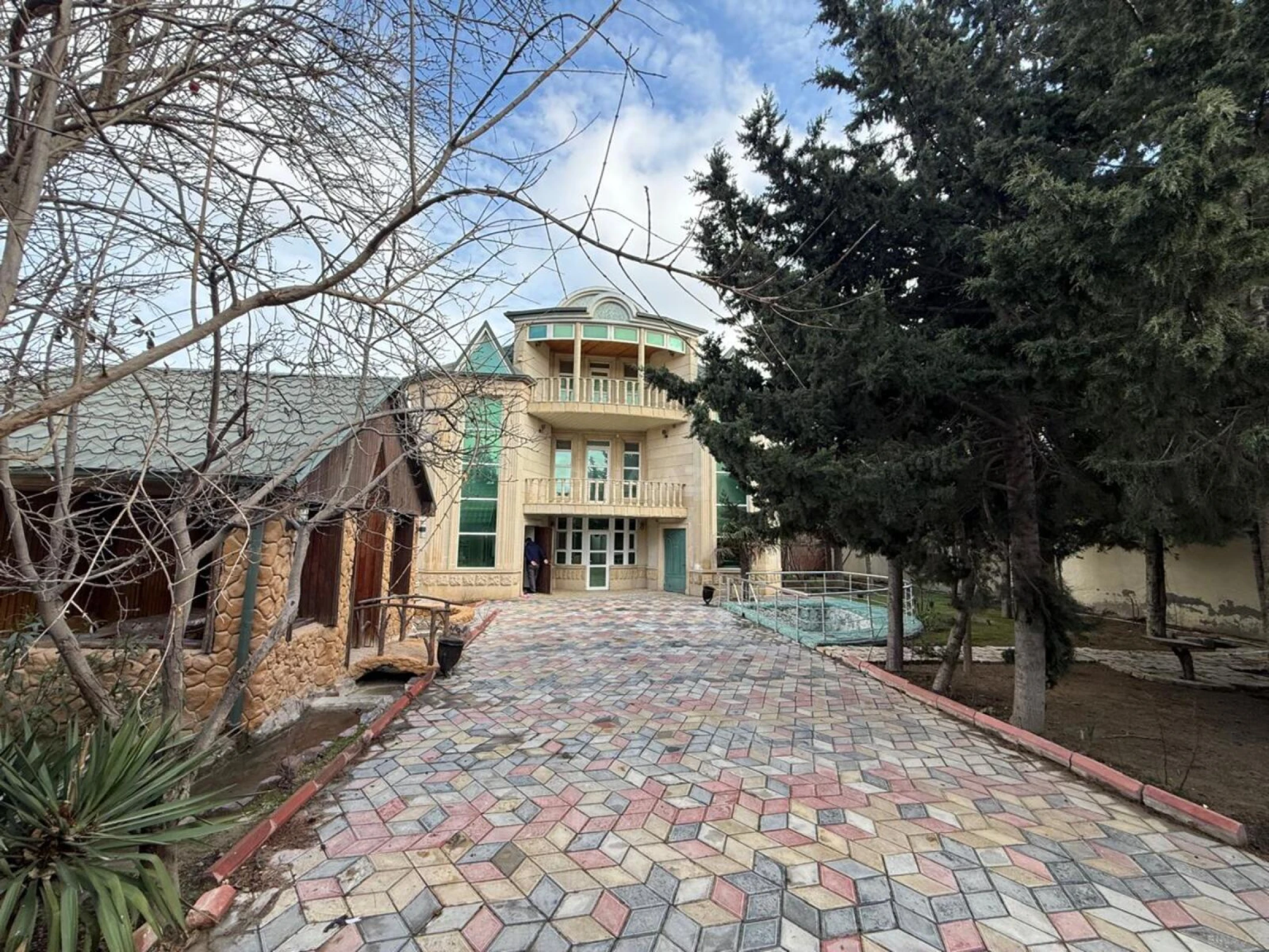 Satılır 6 otaqlı həyət evi 360 m²