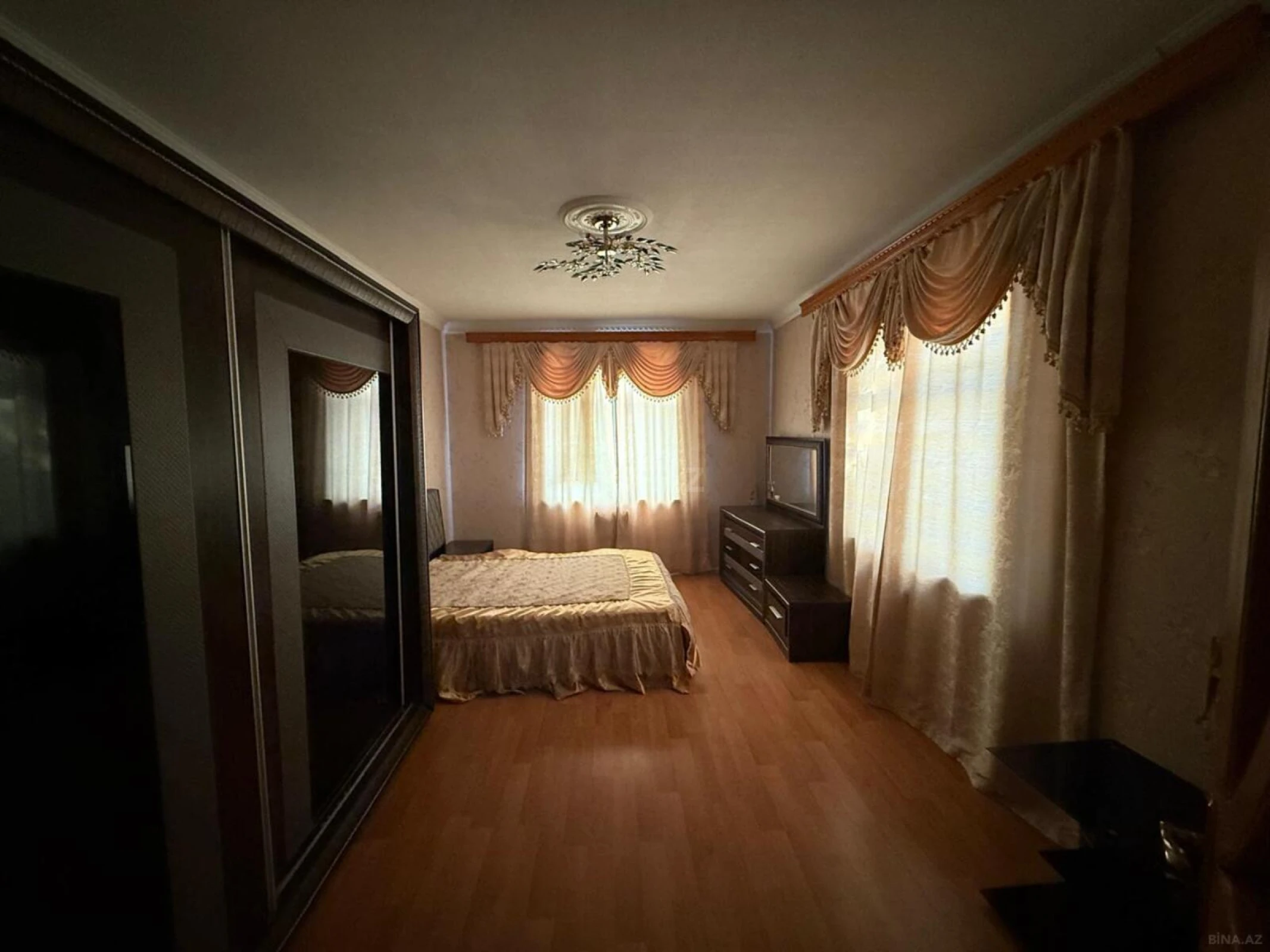 Satılır 6 otaqlı həyət evi 360 m²