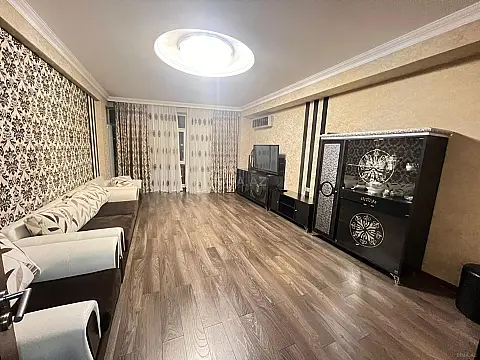 Kirayə verilir 4 otaqlı mənzil 161 m²