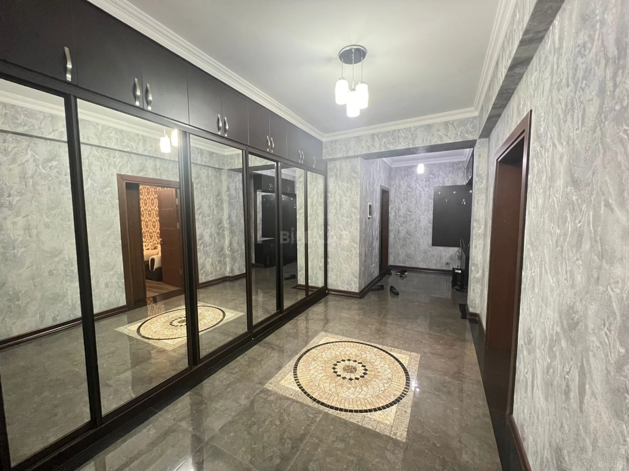 Kirayə verilir 4 otaqlı mənzil 161 m²