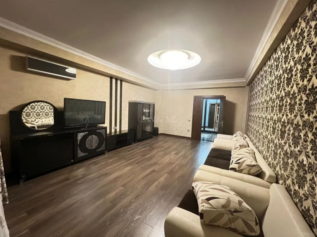 Kirayə verilir 4 otaqlı mənzil 161 m²