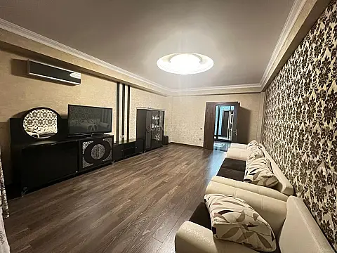 Kirayə verilir 4 otaqlı mənzil 161 m²