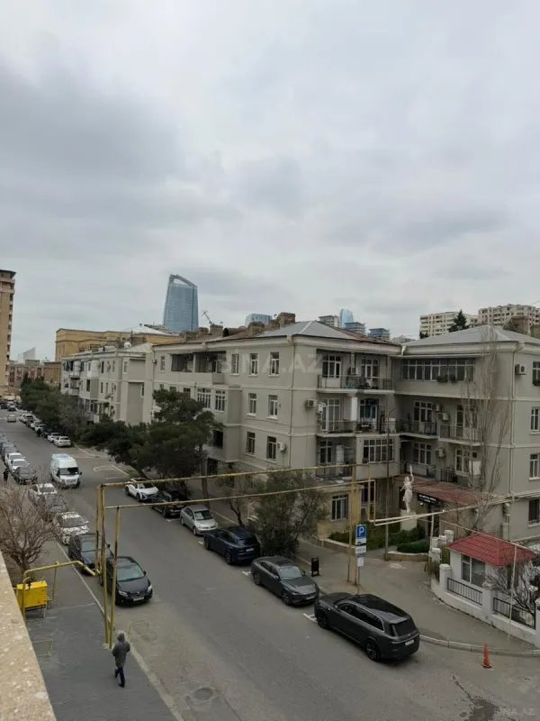 Satılır 3 otaqlı mənzil 145 m²