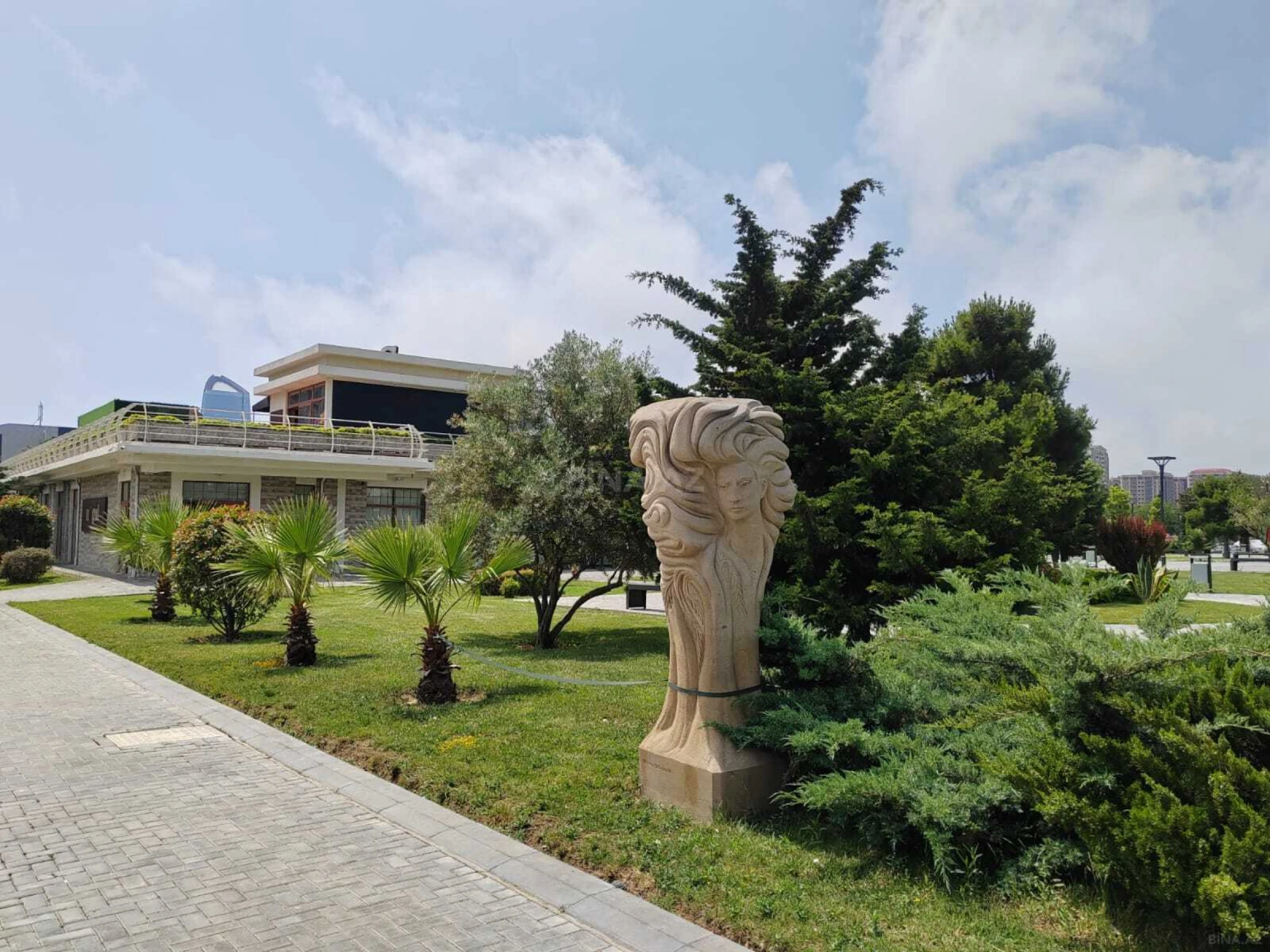 Satılır 3 otaqlı mənzil 145 m²