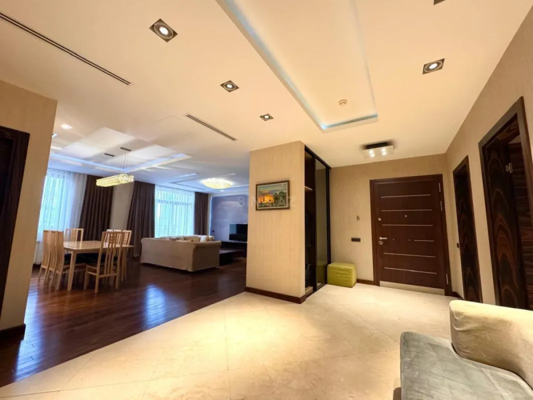 Kirayə verilir 4 otaqlı mənzil 174 m²