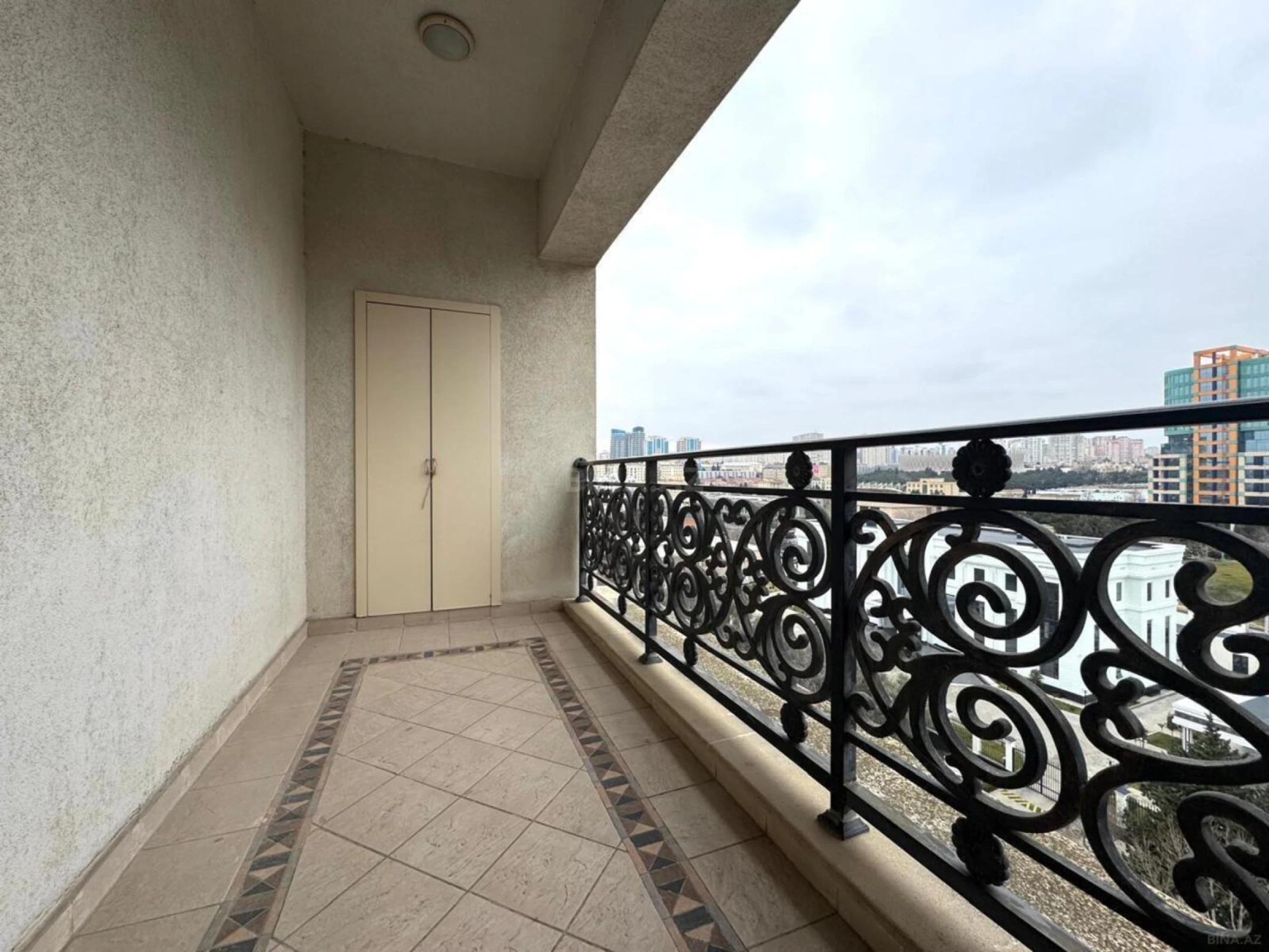 Kirayə verilir 4 otaqlı mənzil 174 m²