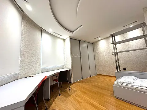 Kirayə verilir 4 otaqlı mənzil 174 m²