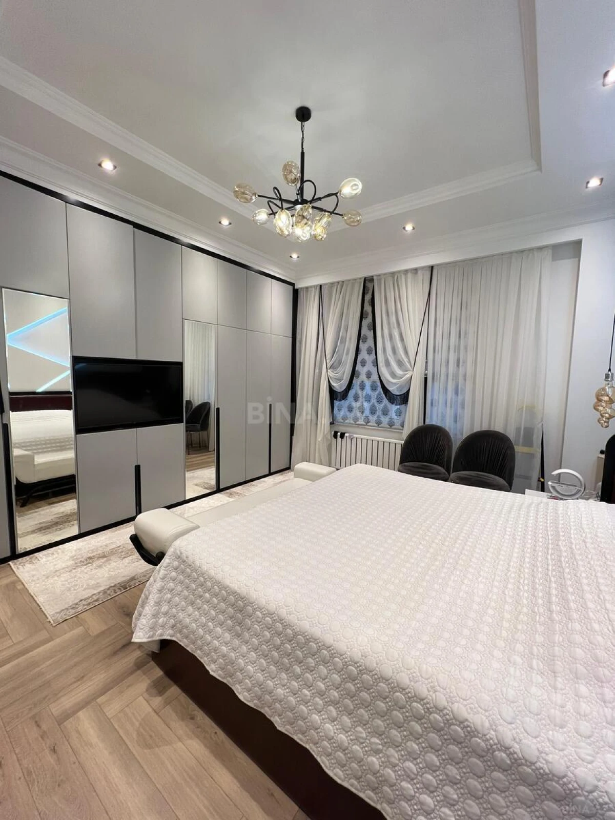 Satılır 4 otaqlı mənzil 136 m²
