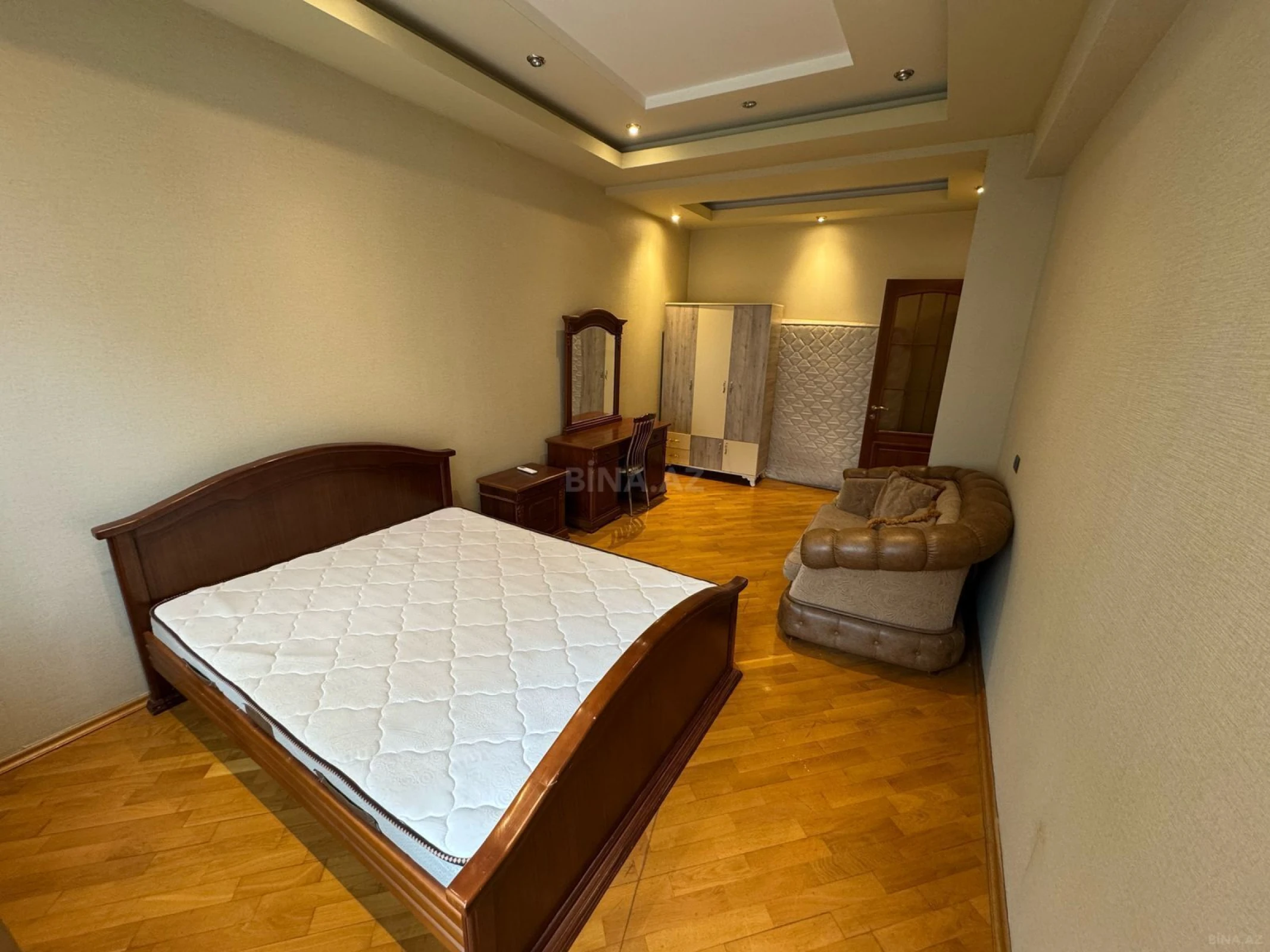 Satılır 3 otaqlı mənzil 160 m²