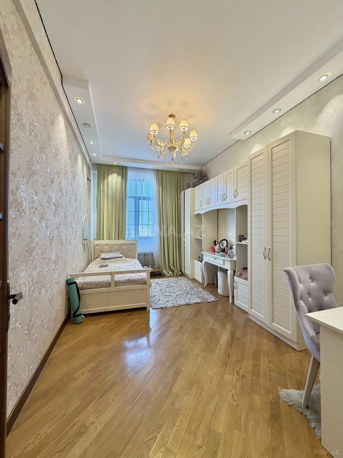 Kirayə verilir 4 otaqlı mənzil 174 m²