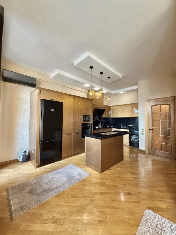 Kirayə verilir 4 otaqlı mənzil 174 m²